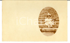 Fotografia d epoca originale 1920 ca FRANCE Bambina sulle scale con cagnolino Foto cartolina VINTAGE 1