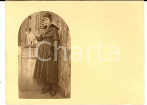 Fotografia d epoca originale 1920 ca FRANCE Giovane donna al pozzo con un cagnolino Foto VINTAGE 12x9 cm 1