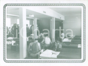 Fotografia d epoca originale 1953 SAN ANTONIO, TEXAS USA Ufficiali sulle brande nelle baracche Fotografia 1