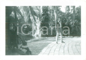 Fotografia d epoca originale 1953 LACKLAND AIR FORCE BASE USA Cadetto militare francese sulla promenade Foto 1