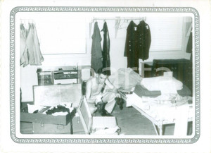 Fotografia d epoca originale 1953 LACKLAND AIR FORCE BASE USA Cadetto militare francese riordina i bagagli 1