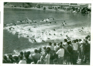 Fotografia d epoca originale 1940 ca MARSEILLE F Concorrenti durante una gara di nuoto Fotografia 1