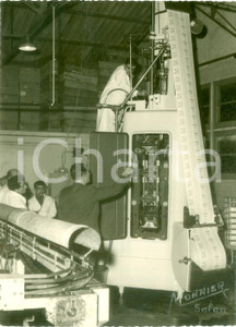 Fotografia d epoca originale 1955 ca SALON DE PROVENCE Operaio a macchina per etichette latte STASSALAIT 1