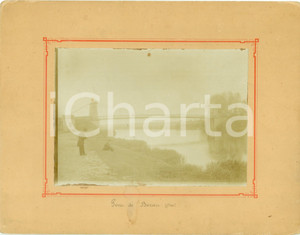 Fotografia d epoca originale 1899 BORANSUROISE F Gentiluomini al fiume vicino al ponte Fotografia 1