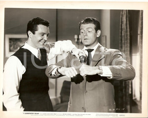 Fotografia d epoca originale 1948 I SURRENDER DEAR David STREET guarda orologio da tasca di Don McGUIRE Foto 1