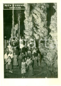 Fotografia d epoca originale 1962 AVEN D ORGNAC FRANCE Gruppo di turisti in visita alle grotte Foto 1