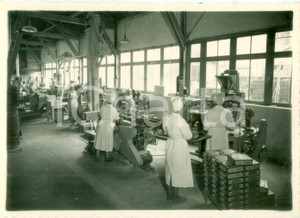 Fotografia d epoca originale 1950 ca LYON F Operaie preparano confezioni di budino FLAN LYONNAIS Foto 2 1