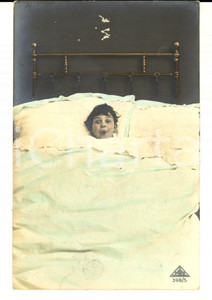 Cartolina originale da collezione 1914 COSTUMI Un monello malato nel letto Cartolina SATIRICA FP VG 1