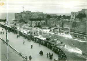 Cartolina originale da collezione 1953 TARANTO 84Â° Squadra G.I.S. passano Canale Navigabile Cartolina FG VG 1