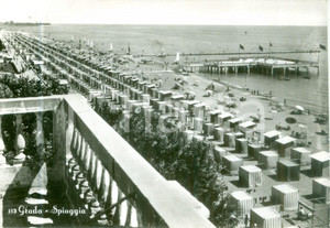 Cartolina originale da collezione 1960 GRADO GO Veduta panoramica della spiaggia Cartolina ANIMATA FG VG 1