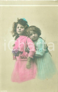 Cartolina originale da collezione 1910 ca COSTUMI Due sorelline in abiti da floreali Cartolina FP NV 1