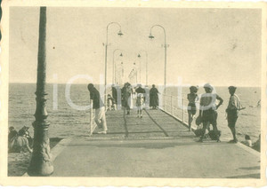 Cartolina originale da collezione 1942 LIDO DI ROMA Turisti passeggiano sul pontile Cartolina ANIMATA FG VG 1