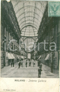 Cartolina originale da collezione 1910 ca MILANO Passanti all interno della Galleria Cartolina FP VG 1