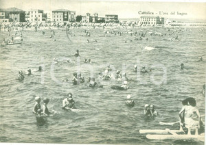 Cartolina originale da collezione 1954 CATTOLICA RN Bagnanti in acqua all ora del bagno Cartolina FG VG 1