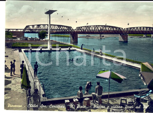 Cartolina originale da collezione 1955 PIACENZA Chalet soc. CANOTTIERI NINO BIXIO  Piscina Cartolina FG VG 1