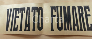 Materiale pubblicitario d’epoca 1963 VIETATO FUMARE Insegna in cartoncino per pubblici esercizi VINTAGE 50x15 4 1