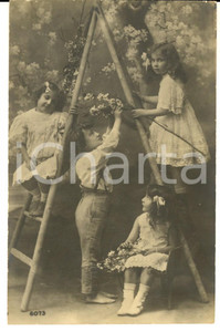Cartolina originale da collezione 1912 BAMBINI Una fiorita scaletta primaverile Cartolina postale VINTAGE FP VG 1