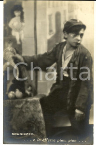 Cartolina originale da collezione 1920 ca NAPOLI Scugnizzo tenta il furto di un giocattolo Cartolina VINTAGE FP 1