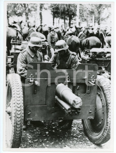 Fotografia d epoca originale 1940 ca GERMANIA WW2 Artiglieri tedeschi preparano obice per una parata Foto 1