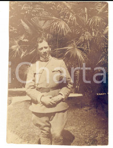 Fotografia d epoca originale 1915 ca WW1 ZONA DI GUERRA Ufficiale di fanteria in un giardino Foto 8x11 cm 1