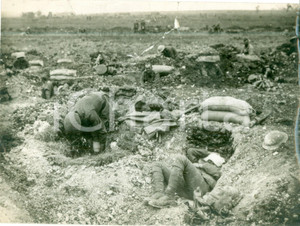 Fotografia d epoca originale 1940 FRONTE OCCIDENTALE WW2 Un Tommy riposa in un cratere Fotografia 1