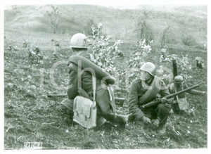 Fotografia d epoca originale 1940 ca FRONTE GRECO ALBANESE WW2 Soldati italiani avanzano con armi automatiche 1
