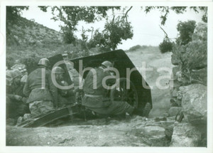 Fotografia d epoca originale 1940 ca FRONTE GRECO ALBANESE WW2 Postazione di un pezzo d artiglieria Foto 1