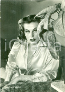 Cartolina originale da collezione 1955 ca CINEMA Attrice Anita EKBERG su una poltrona Cartolina FG NV 1