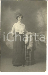 Fotografia d epoca originale 1910 ca TORINO Ritratto di donna con pellicciotto Foto C. ROSSI via Roma FP 1