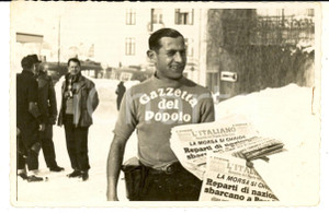 Fotografia d epoca originale 1939 CORTINA D AMPEZZO Venditore della GAZZETTA DEL POPOLO Foto ZARDINI 1
