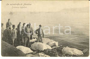 Cartolina originale da collezione 1908 MESSINA TERREMOTO Militari imbarcano salme delle vittime Cartolina FP NV 1