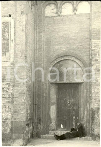 Fotografia d epoca originale 1952 PADOVA Vagabondo addormentato sotto il Battistero Foto artistica 8x10 cm 1