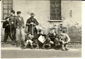 Fotografia d epoca originale 1951 MILANO In attesa della corsa ciclistica MI  TO Fotografia anonima10x8 1