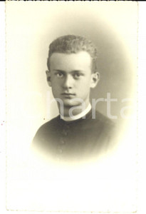 Fotografia d epoca originale 1930 ca LUINO VA Ritratto di un giovane sacerdote Foto cartolina TOLINI FP 1