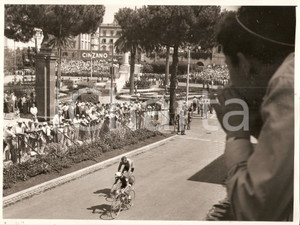 Fotografia d epoca originale 1955 FRASCATI Mondiali CICLISMO Tifo dal balcone per i ciclisti  CINZANO Foto 1