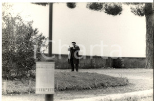 Fotografia d epoca originale 1970 ca ROMA Pietro NENNI si soffia il naso in un parco Foto RARA 30x20 1