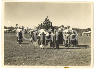 Fotografia d epoca originale 1932 ASMARA ERITREA Cerimonia copta con ombrelli tricolore Foto 11x8 cm 1