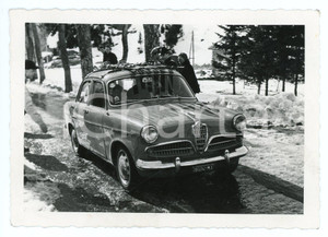 Fotografia d epoca originale 1960 ca MADESIMO Turisti in arrivo da Milano su ALFA ROMEO Foto BERTI 14x10 1