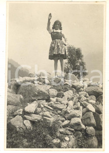Fotografia d epoca originale 1928 MACUGNAGA VB Il saluto di una piccola italiana Fotografia 8x11 cm 1