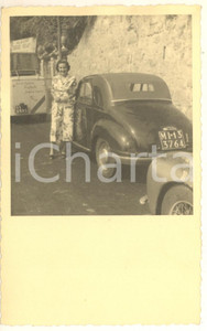 Fotografia d epoca originale 1950 ca ALASSIO Turista milanese in coda al Garage FOSSATI Foto cartolina 1