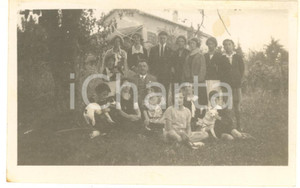 Fotografia d epoca originale 1925 TAINO VA Gruppo di adolescenti in giardino con i cani Foto VINTAGE 11x7 1