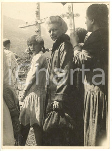 Fotografia d epoca originale 1928 MACUGNAGA Nonna e nipote alla benedizione dei ghiacciai Foto 8x12 cm 1