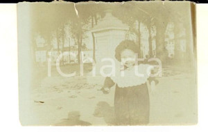Fotografia d epoca originale 1900 ca PADOVA Ritratto di Nelly NUCCI bambina in piazza Foto VINTAGE 7x4 cm 1