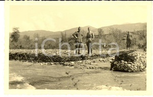 Fotografia d epoca originale 1941 WW2 ALBANIA Militari italiani alla passerella sullo SHKUMBIN Foto RUEDI 1