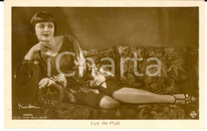 Cartolina originale da collezione 1920 ca CINEMA Attrice Lya DE PUTTI Ritratto sul divano Cartolina FP NV 1