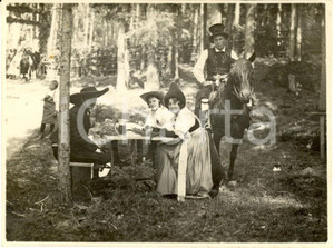 Fotografia d epoca originale 1930 MACUGNAGA VB Famiglia in costume di Carnevale Foto VINTAGE 11x8 1