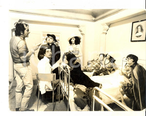 Fotografia d epoca originale 1973 CINEMA GIOVANNONA COSCIALUNGA Pippo FRANCO ed Edwige FENECH all ospedale 1
