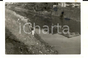 Fotografia d epoca originale 1958 KAMAKURA JAPAN Pescatori in riva a un fiume Fotografia 9x6 1