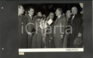 Fotografia d epoca originale 1950 TOURNEE TEATRO ALLA SCALA Rientro dirigenti alla stazione centrale Foto 1