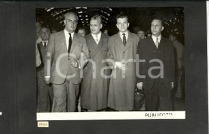 Fotografia d epoca originale 1950 MILANO CENTRALE Antonio GREPPI accoglie GHIRINGHELLI e CANTELLI Foto 1